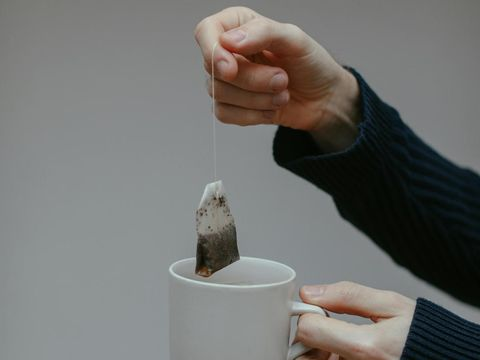 Banyak kantong teh dibuat dari plastik polipropilen yang tidak ramah lingkungan, dan bahkan kantong teh kertas pun dapat mengandung sisa plastik di lapisan penutupnya.