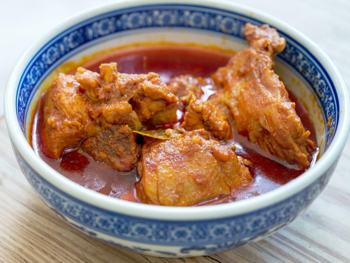 Racikan ayam dengan bumbu merah pekat ini rasanya pedas gurih mantap. Paha ayam yang empuk dan sedikit berlemak cocok untuk dimasak ayam merah ini.