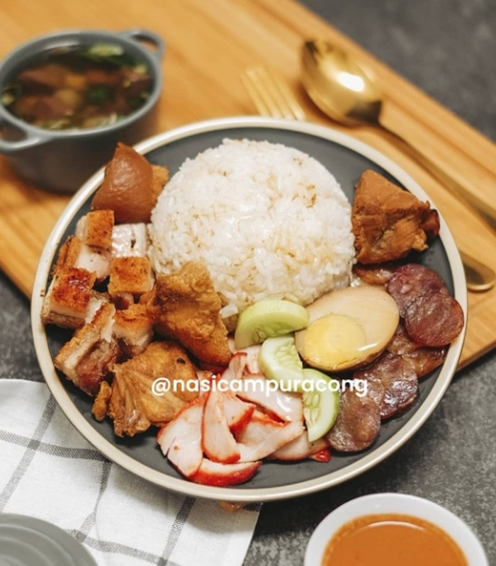 Akwang Nasi campur menjadi salah satu hidangan yang populer di beberapa daerah, seperti Singkawang. Di Jakarta ada nasi campur legendaris asli Singkawang yang nikmat.