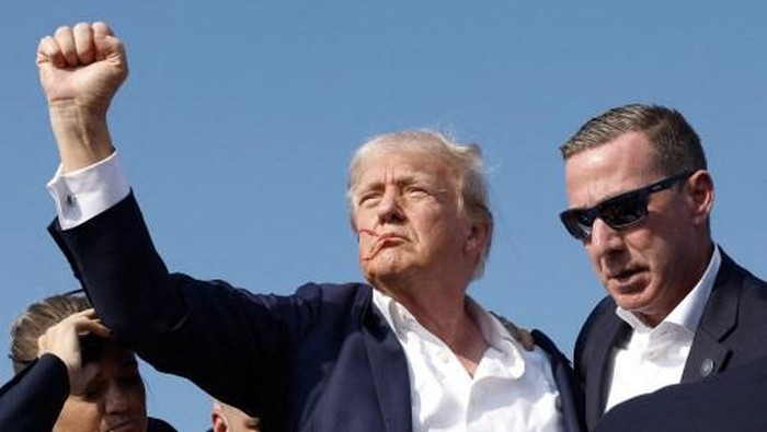 Secret service Amerika Serikat meningkatkan keamanan untuk Donald Trump. Keamanan ditingkatkan usai secret service mengetahui rencana Iran untuk membunuhnya.