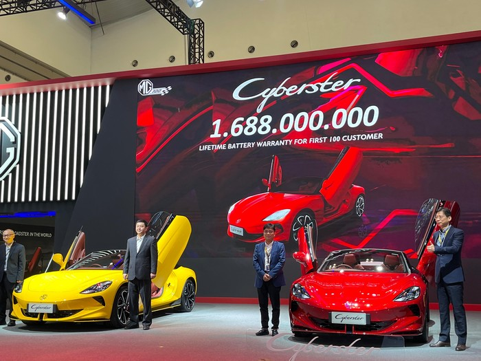 MG Motor Indonesia resmi meluncurkan roadster andalan mereka, MG Cyberster di arena pameran GIIAS (Gaikindo Indonesia International Auto Show) 2024. Mobil listrik bertampang sporty ini dibanderol Rp 1,6 miliar.