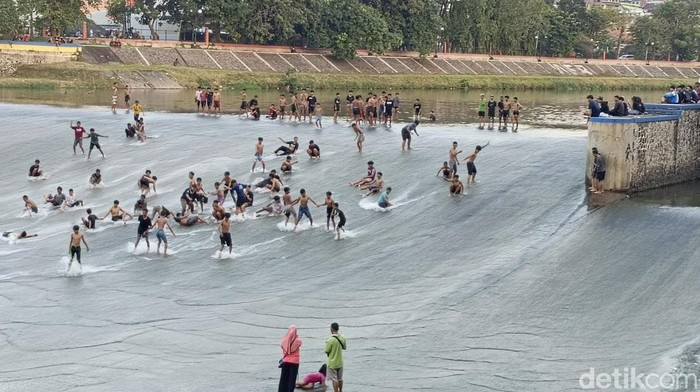 Viral sejumlah juru parkir marah-marah kepada anggota TNI di Bendungan Simongan atau Pleret, sungai Banjir Kanal Barat (BKB) Kota Semarang. Mereka marah karena diingatkan soal bahaya 'surfing' di lokasi itu.