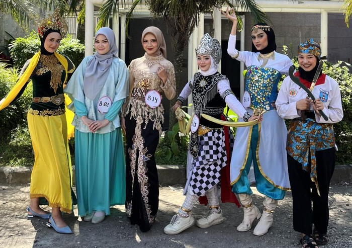 Para peserta tampil maksimal saat audisi Emeron Hijab Hunt 2024 karena akan terpilih tiga orang dari 20 peserta. Ada yang bernyanyi dan menampilkan suara emasnya, dakwah hingga tarian Bollywood.